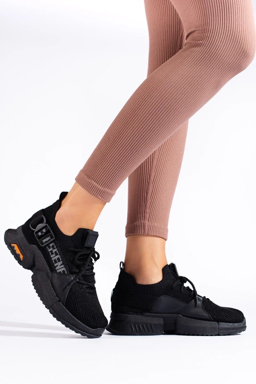 melnas krāsas  Apavi kedu modelī...