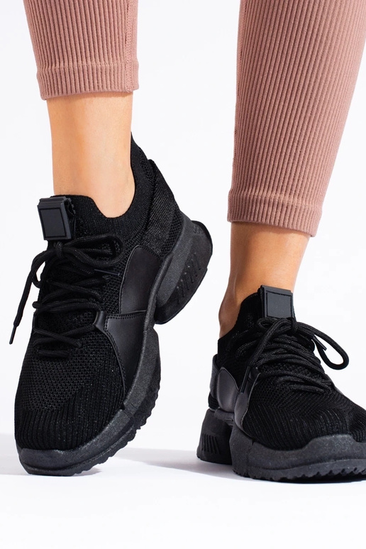 melnas krāsas  Apavi kedu modelī...