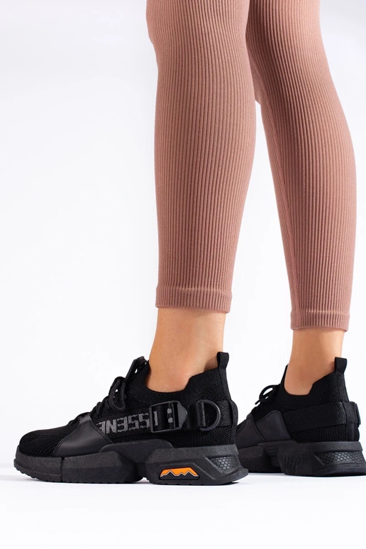 melnas krāsas  Apavi kedu modelī...