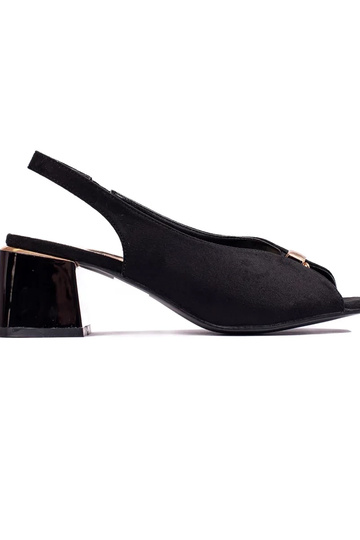 melnas krāsas  kurpes   uz...