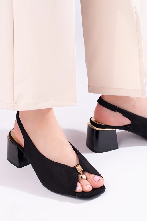 melnas krāsas  kurpes   uz papēža... melnas krāsas  kurpes   uz papēža...