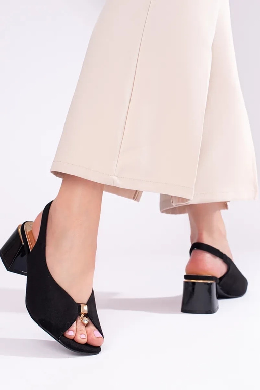 melnas krāsas  kurpes   uz papēža... melnas krāsas  kurpes   uz papēža...