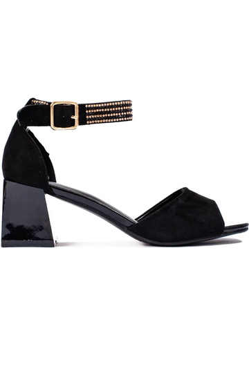 melnas krāsas kurpes...