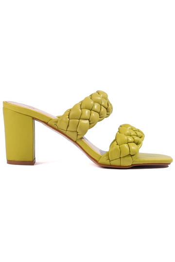 Zaļas krāsas pītas sandales...