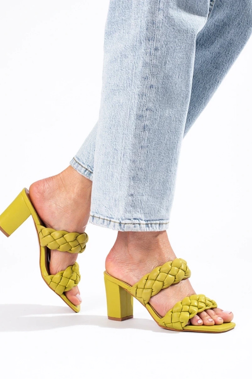 Zaļas krāsas pītas sandales uz papēža...