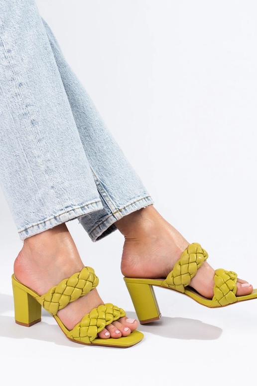 Zaļas krāsas pītas sandales uz papēža...