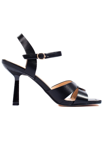 melnas krāsas kurpes uz...