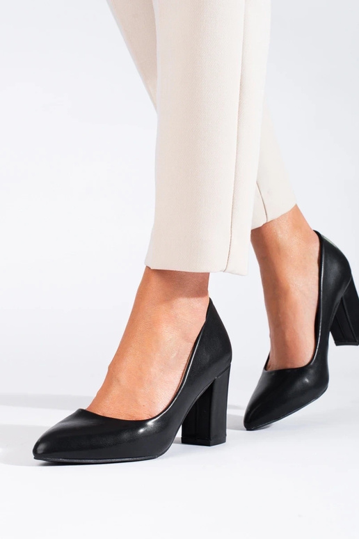 eleganta stila melni augstpapēžu apavi