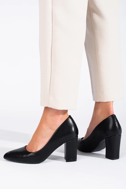 eleganta stila melni augstpapēžu apavi