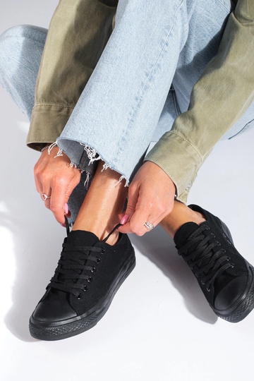 melnas krāsas  kurpes... 2