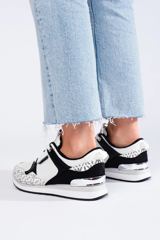 Sportiska stila balta krāsa-Melnas... Sportiska stila balta krāsa-Melnas...