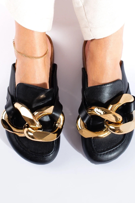 Melnas čības ar masīvu dekoratīvu... Melnas čības ar masīvu dekoratīvu...