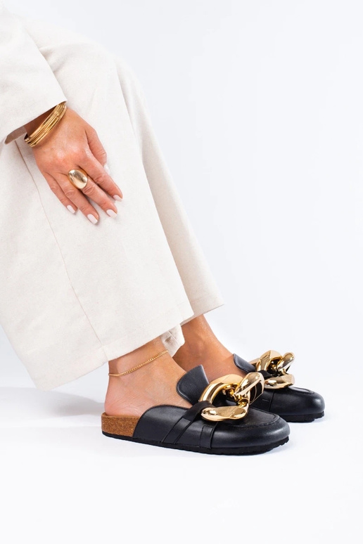 Melnas čības ar masīvu dekoratīvu... Melnas čības ar masīvu dekoratīvu...