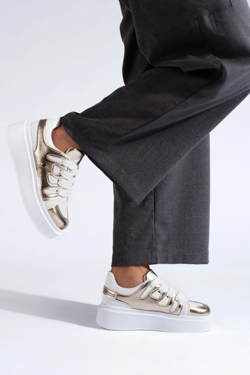 Sneakers modeļa apavi ar augstu... Sneakers modeļa apavi ar augstu...