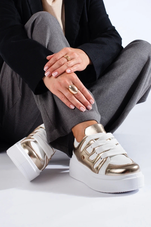 Sneakers modeļa apavi ar augstu... Sneakers modeļa apavi ar augstu...