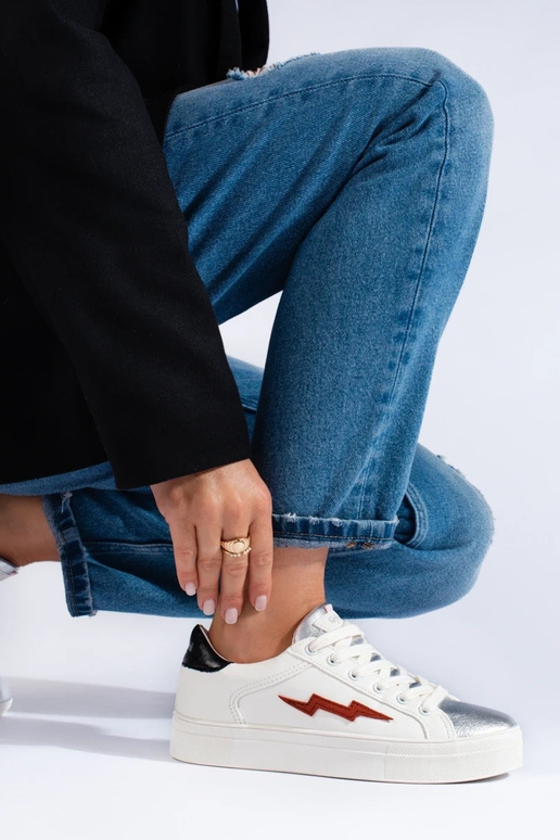 Baltas klasiska modeļa sieviešu kedas... Baltas klasiska modeļa sieviešu kedas...