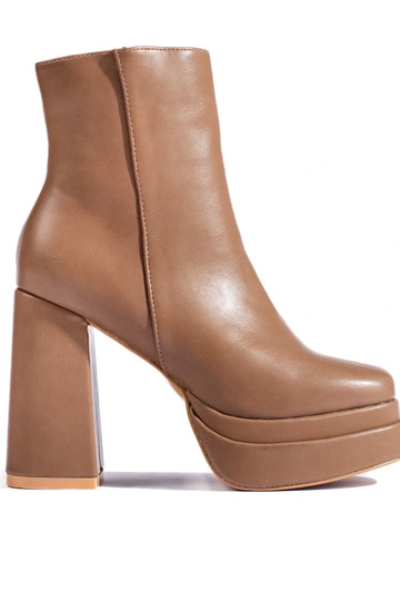 smilšu krāsas zābaki...