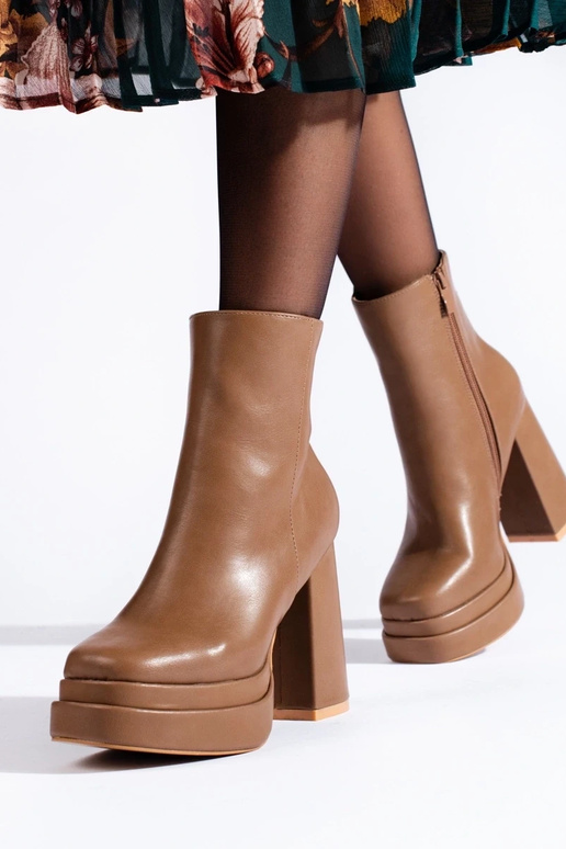 smilšu krāsas zābaki augstpapēžu kurpēs