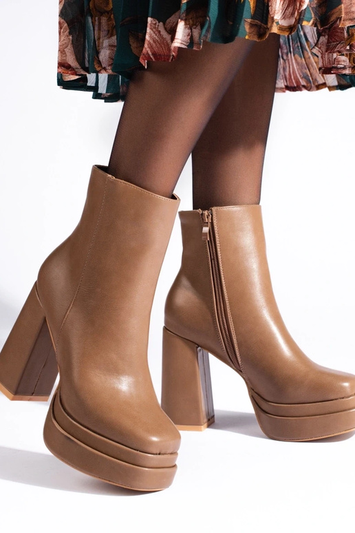 smilšu krāsas zābaki augstpapēžu kurpēs