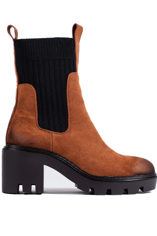 brūnas krāsas paslīdēt uz zābaki uz...