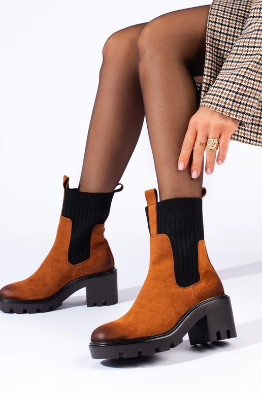 brūnas krāsas paslīdēt uz zābaki uz...