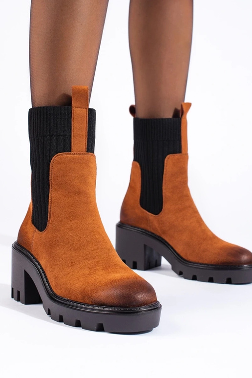 brūnas krāsas paslīdēt uz zābaki uz...