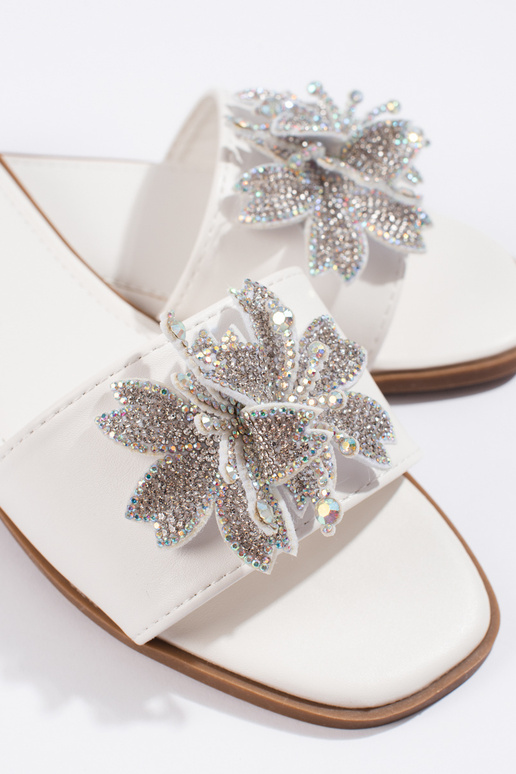 baltas krāsas čības