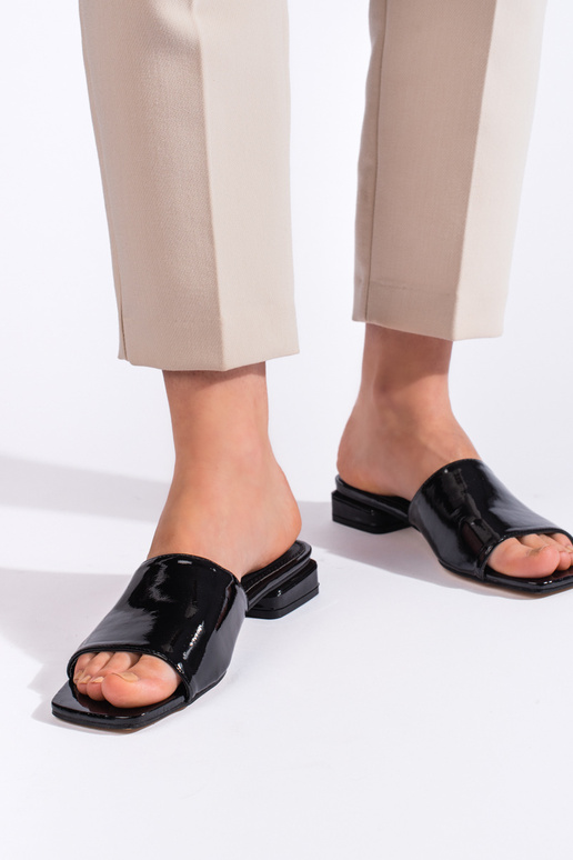 Melnas krāsas čības