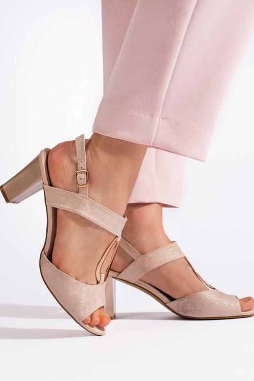 Zelta krāsas kurpes  uz papēža Zelta krāsas kurpes  uz papēža