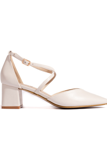 Ziloņkaula krāsas kurpes