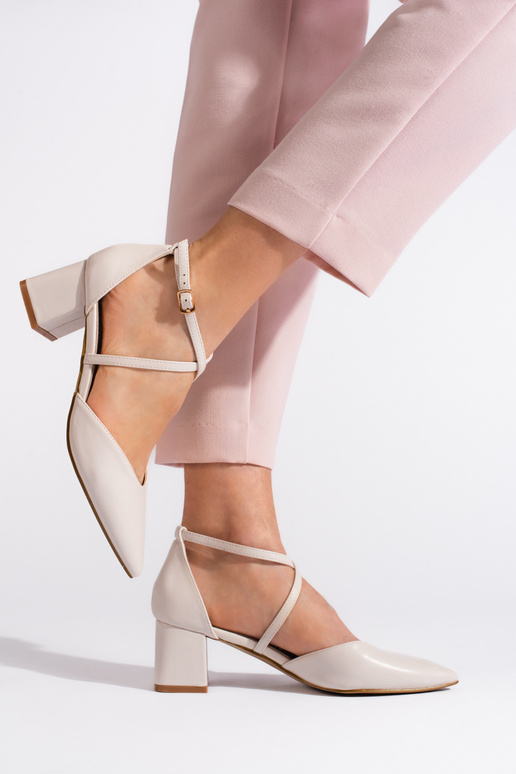 Ziloņkaula krāsas kurpes