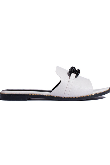 baltas krāsas čības