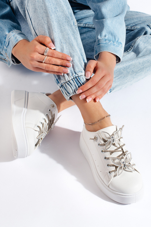 Balti sporta apavi ar tauriņiem Balti sporta apavi ar tauriņiem