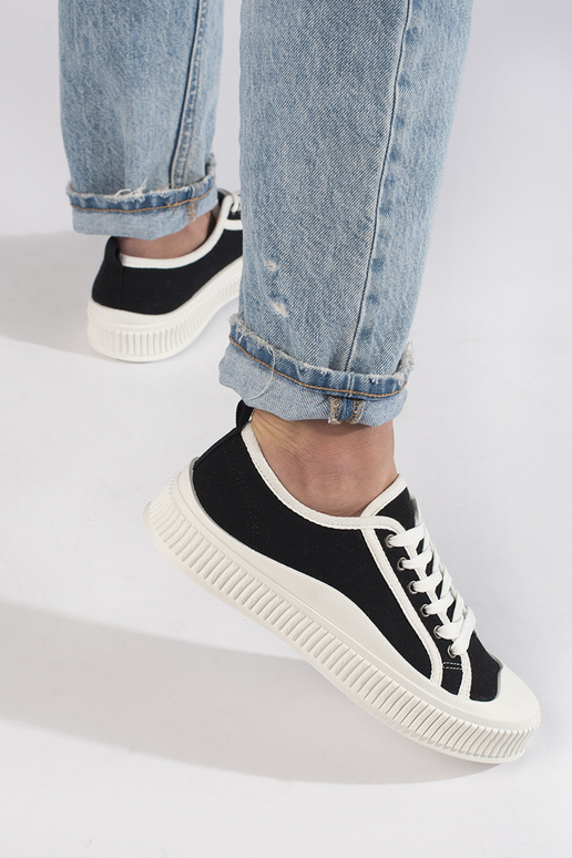 Melnas klasiska modeļa sieviešu kedas... Melnas klasiska modeļa sieviešu kedas...