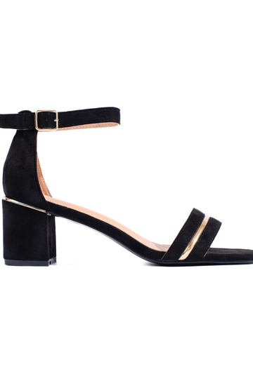 melnas krāsas  kurpes uz...