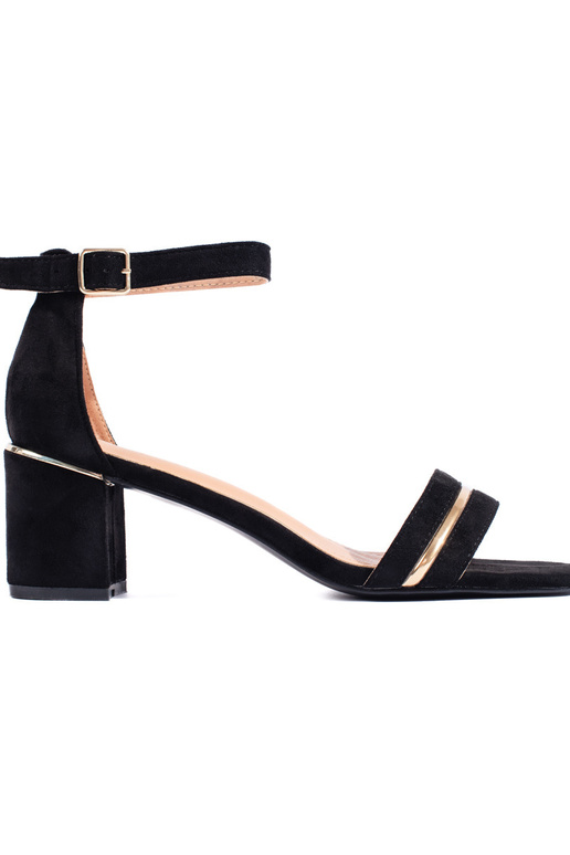 melnas krāsas  kurpes uz papēža