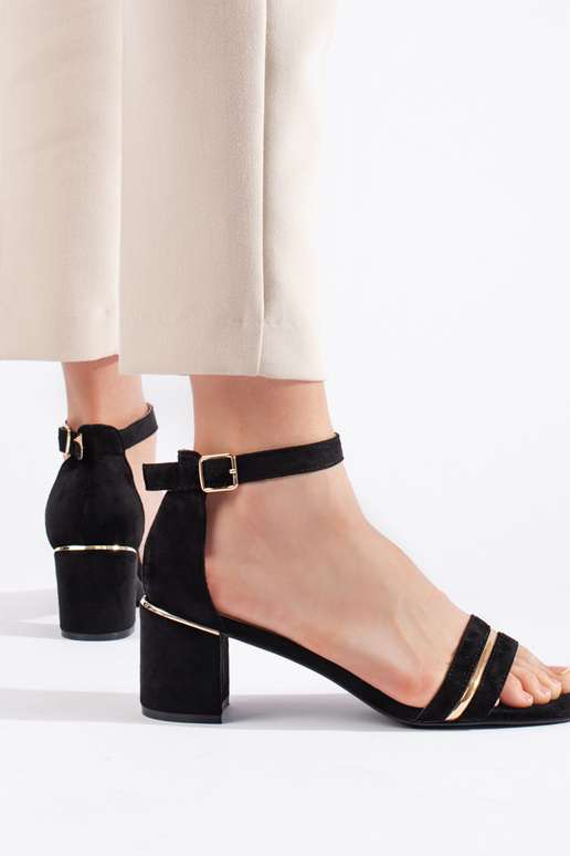 melnas krāsas  kurpes uz papēža