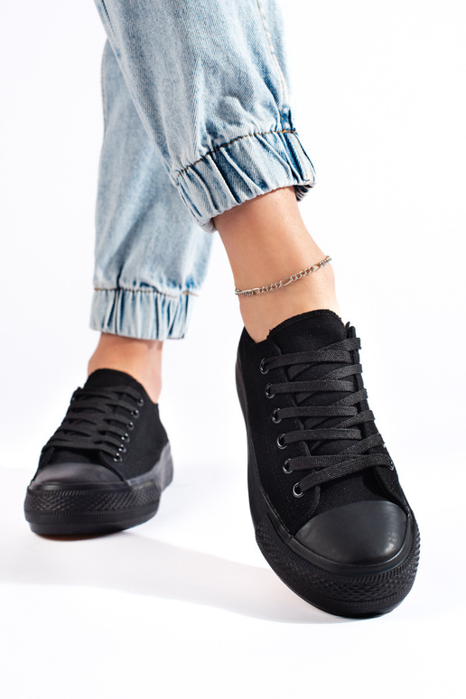 Melnas klasiska modeļa sieviešu kedas... Melnas klasiska modeļa sieviešu kedas...