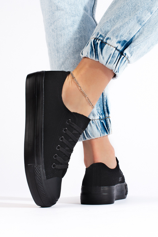 Melnas klasiska modeļa sieviešu kedas... Melnas klasiska modeļa sieviešu kedas...