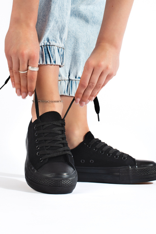 Melnas klasiska modeļa sieviešu kedas... Melnas klasiska modeļa sieviešu kedas...