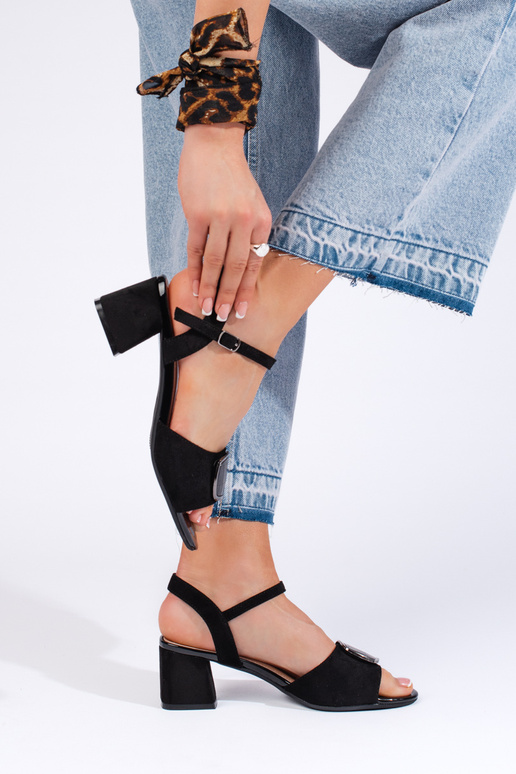 melnas krāsas  kurpes uz papēža...