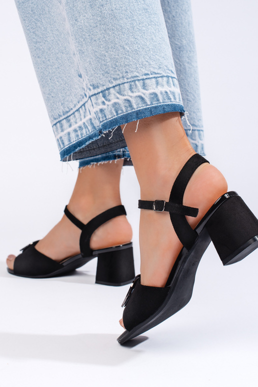 melnas krāsas  kurpes uz papēža...