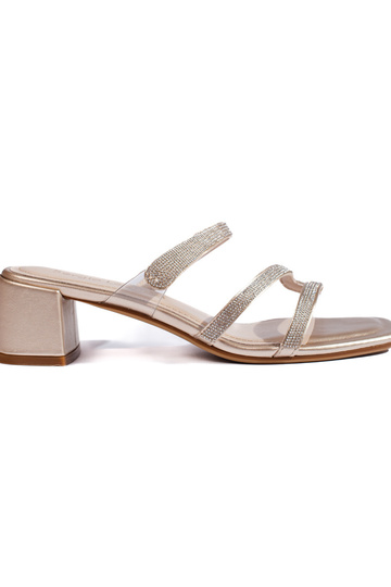 Zelta krāsas kurpes uz...