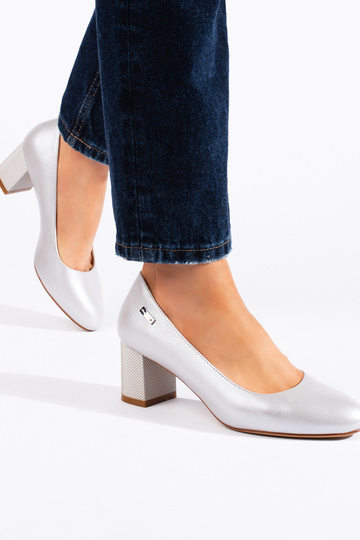 Sudraba krāsas puszābaki uz... 2