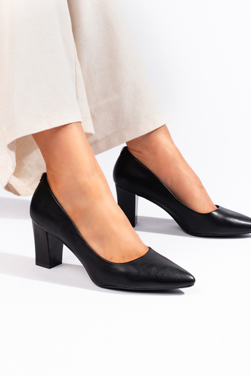 Melnas krāsas puszābaki uz... 2