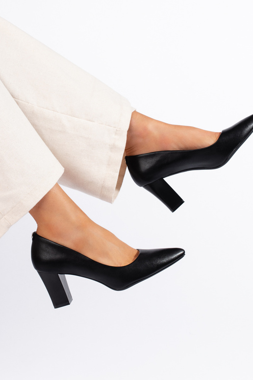 Melnas krāsas puszābaki uz papēža... Melnas krāsas puszābaki uz papēža...