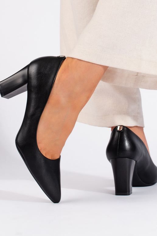 Melnas krāsas puszābaki uz papēža... Melnas krāsas puszābaki uz papēža...