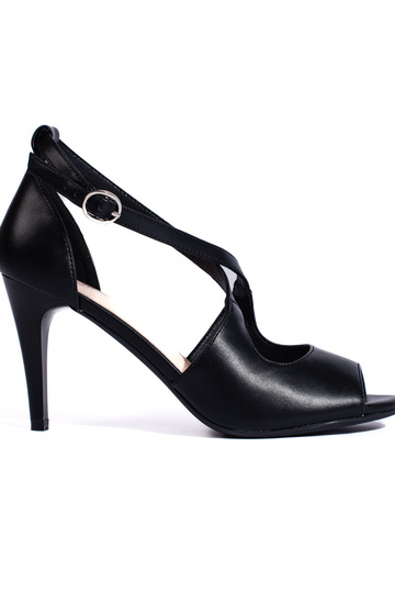 melnas krāsas kurpes...