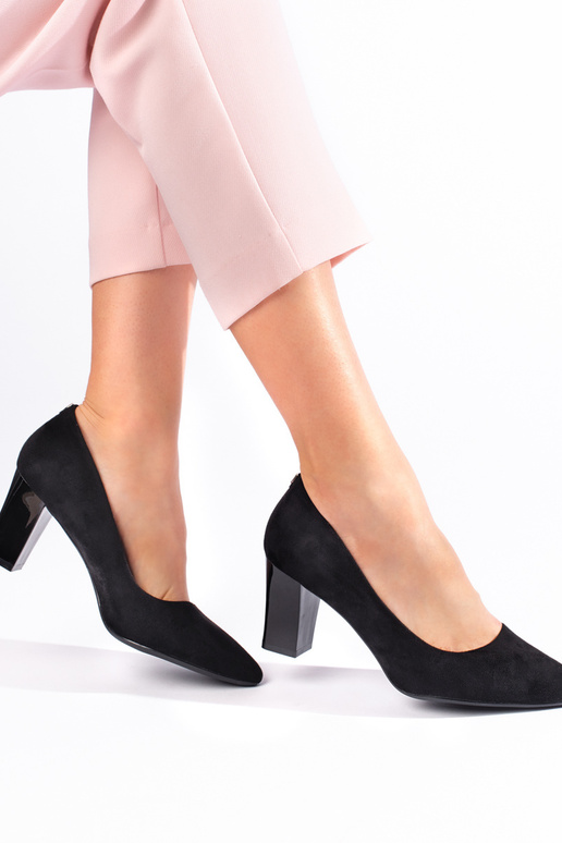 Melnas krāsas puszābaki uz papēža... Melnas krāsas puszābaki uz papēža...