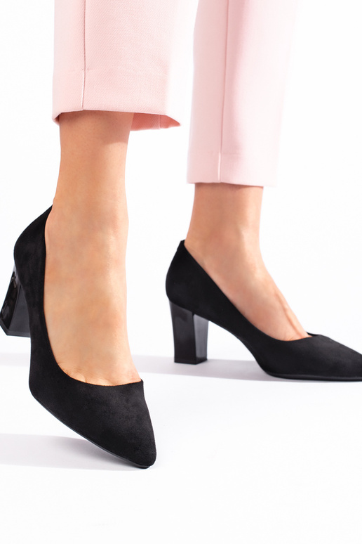 Melnas krāsas puszābaki uz papēža... Melnas krāsas puszābaki uz papēža...